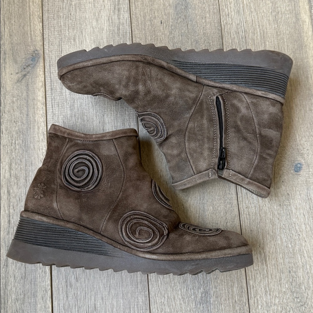 Fly London Dari Brown Suede Ankle Boots with Spiral Appliqué - Picture 3 of 9